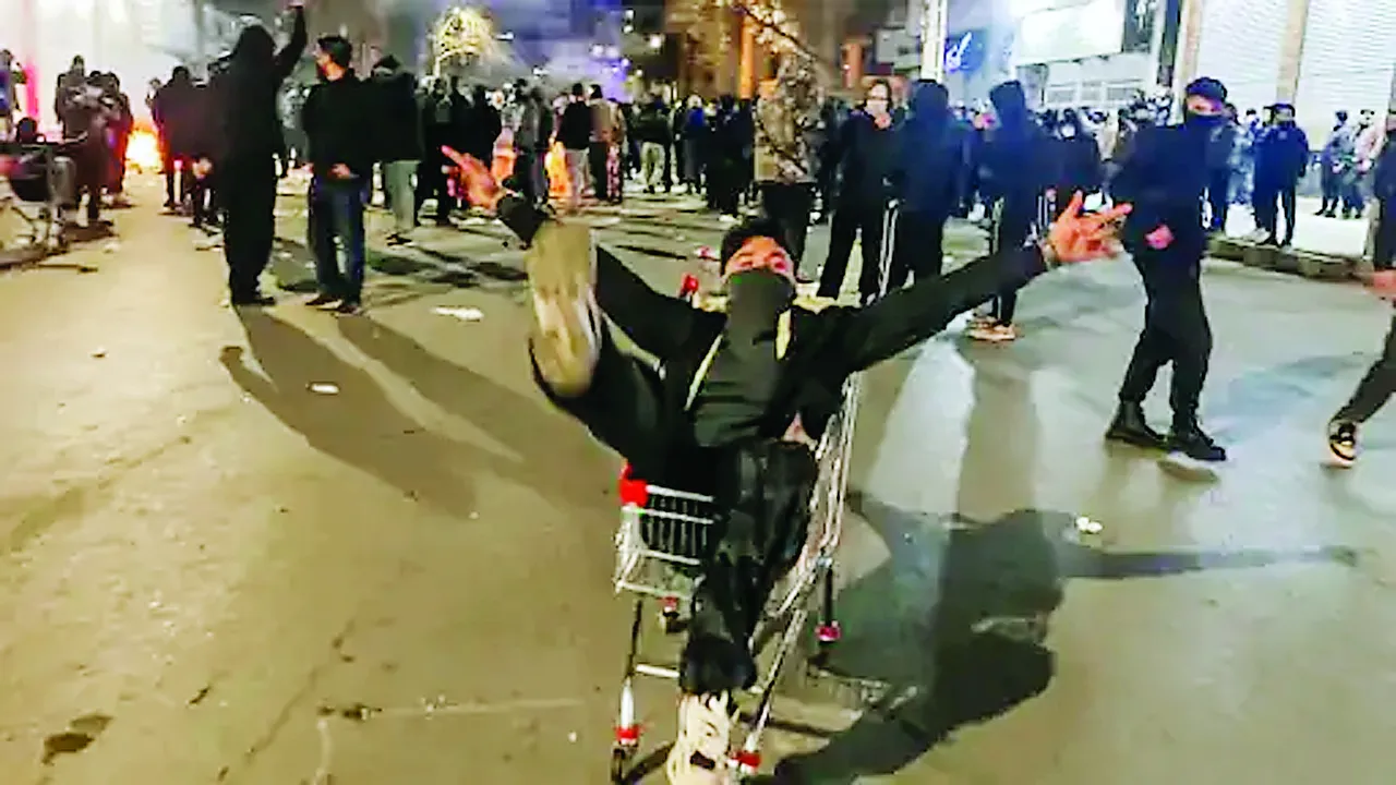  ईरान में महंगाई के खिलाफ बगावत: 100 शहरों में प्रदर्शन, 45 की मौत, इंटरनेट बंद 