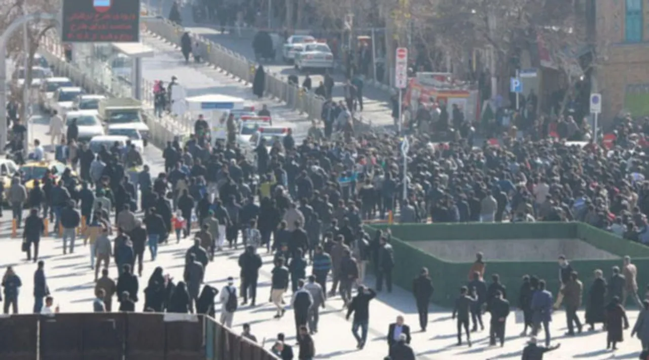  ईरान में खूनी दमन: तेहरान में 217 मौतों का दावा, खामेनेई की सेना पर गोलीबारी के आरोप 