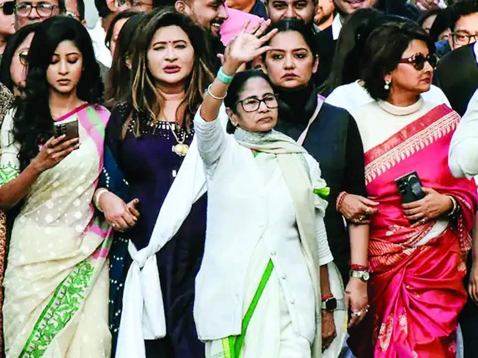  कोलकाता में सियासी घमासान: सुवेंदु अधिकारी का ममता बनर्जी को नोटिस, 72 घंटे में जवाब की मांग 