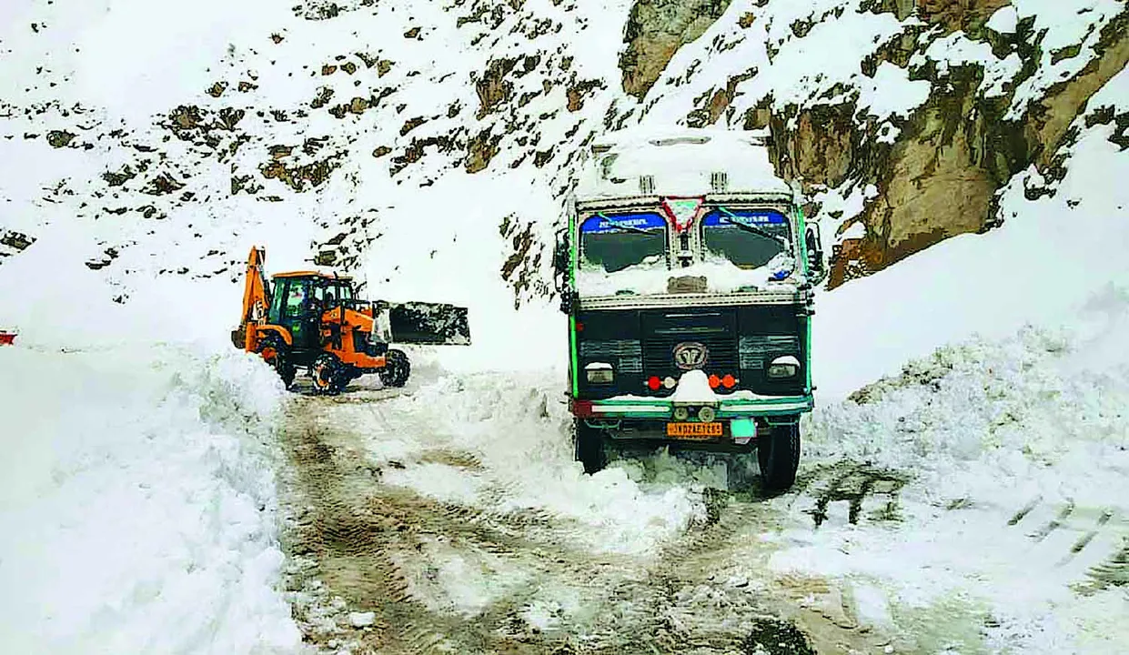  उत्तर भारत में कड़ाके की ठंड: श्रीनगर में माइनस 5.2 डिग्री, डल झील जमी; उत्तराखंड में स्कूल बंद 