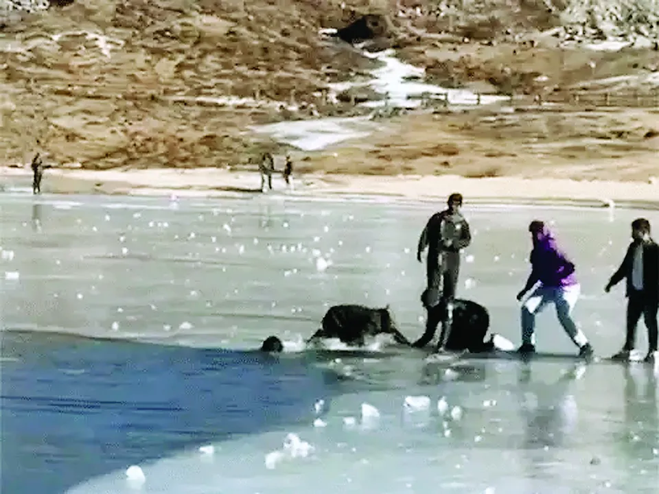  अरुणाचल के सेला लेक में बड़ा हादसा: जमी झील में डूबे केरल के दो युवक, शव बरामद 