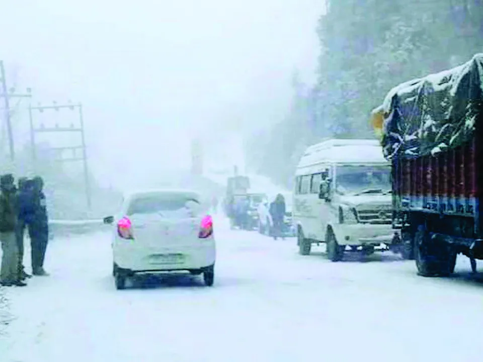  कश्मीर-हिमाचल में बर्फबारी, यूपी के 53 शहरों में घना कोहरा: हादसों में 5 मौत 