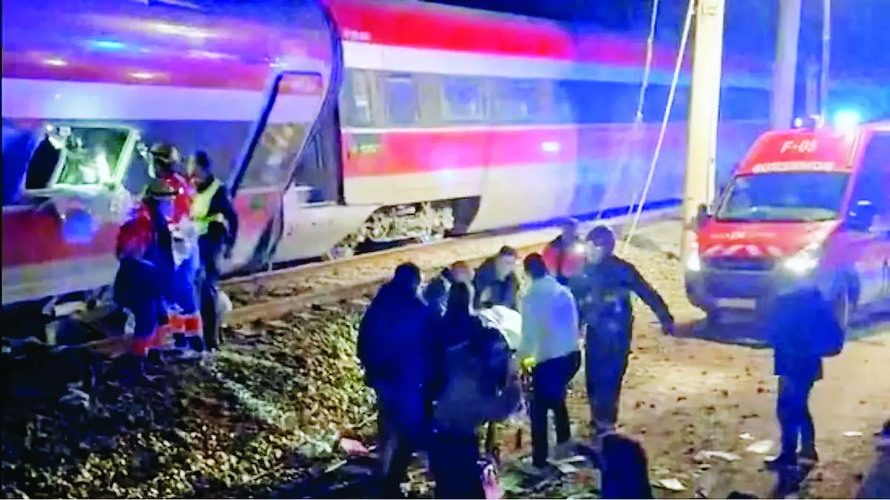  स्पेन में हाई स्पीड ट्रेनों की टक्कर: 21 की मौत, 73 घायल, 500 यात्री थे सवार 