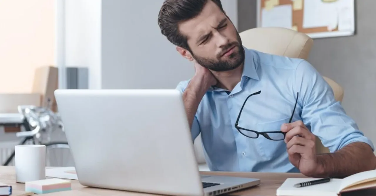  घंटों बैठकर काम कर रहे हैं? यह आदत आपके दिमाग को चुपचाप नुकसान पहुँचा रही है