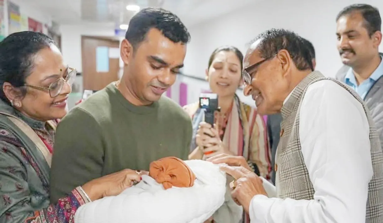  केंद्रीय मंत्री शिवराज सिंह चौहान बेटे कार्तिकेय और पत्नी साधना के साथ पोती इला को दुलार करते हुए 