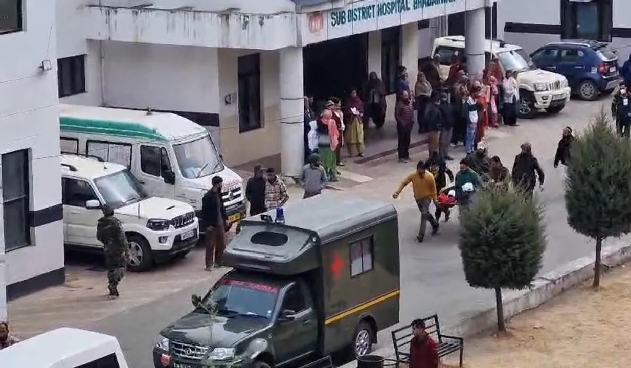  घायलों को अस्पताल में भर्ती किया जा रहा है 