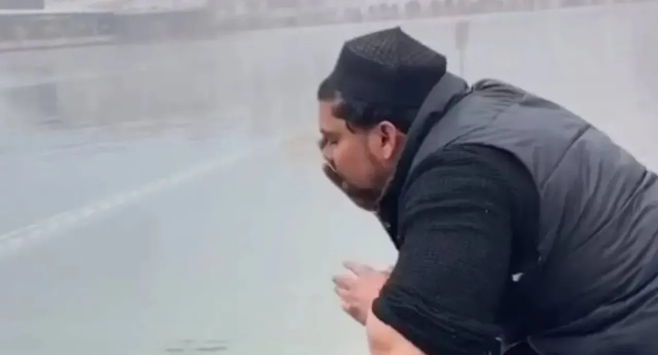  श्री हरिमंदिर साहिब में मर्यादा उल्लंघन का आरोप, एसजीपीसी ने की सख्त कार्रवाई की मांग
 Photograph: (google) 