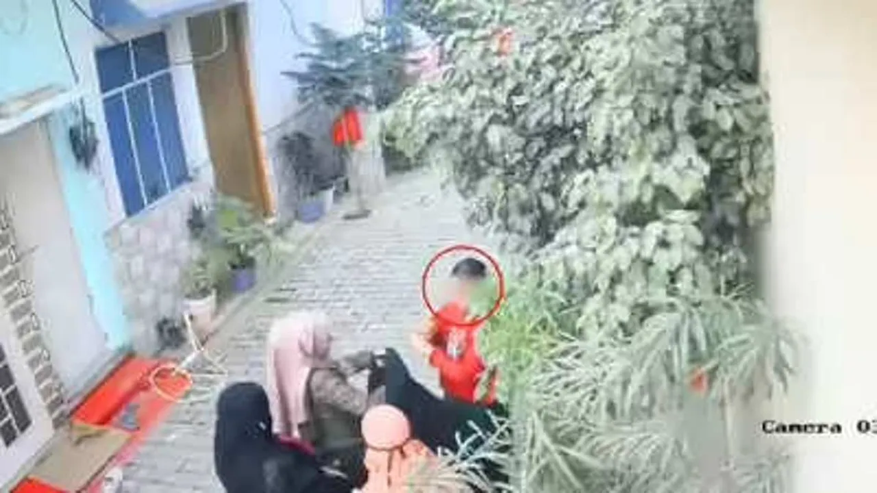  हिन्दू लड़की को जबरन बुर्खा पहनाती युवतीयां 