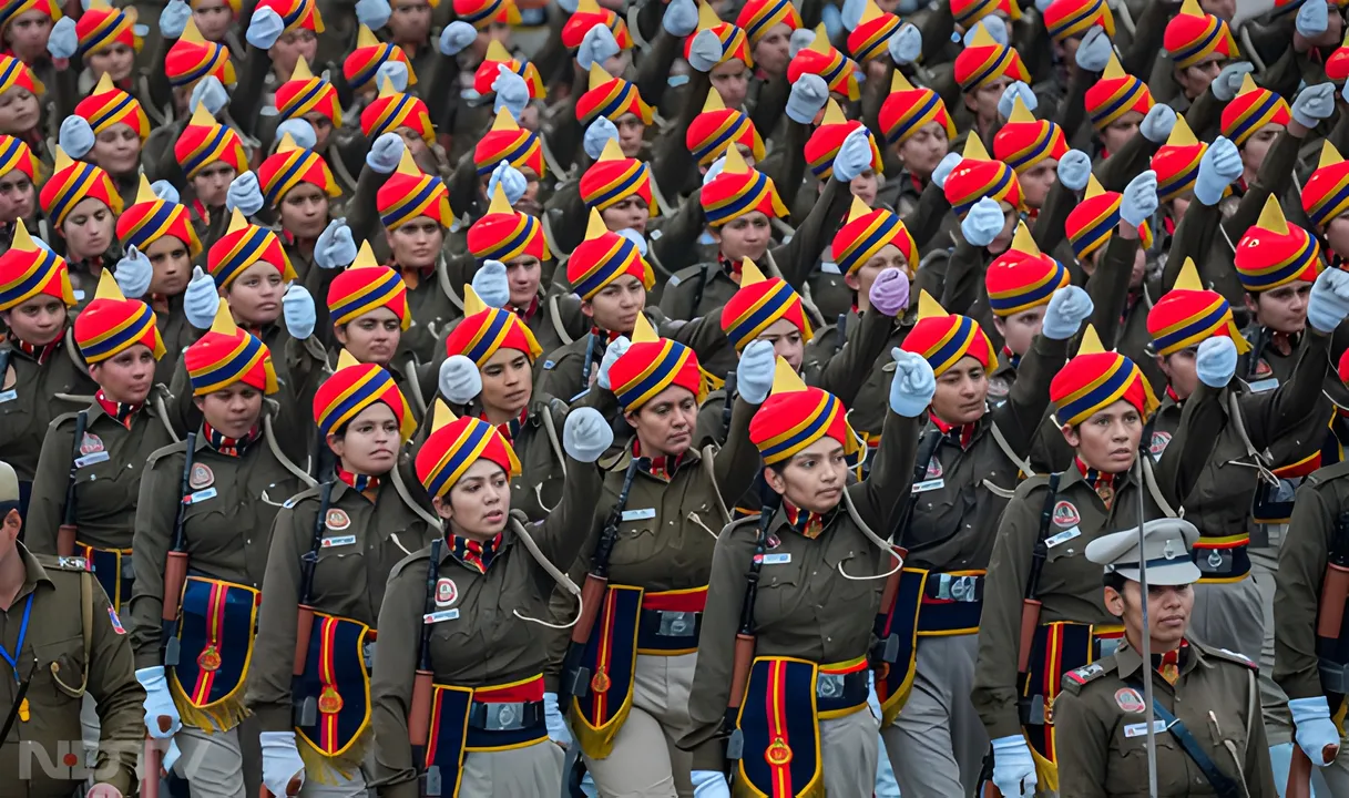  गणतंत्र दिवस परेड में कदम ताल करती हुए महिला स‍ैन्य अधिकारी 