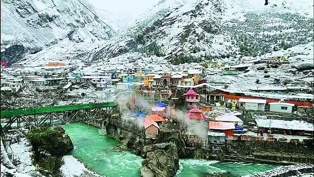  हिमाचल-उत्तराखंड में भारी बर्फबारी से जनजीवन प्रभावित, सड़कें बंद और मैदानी राज्यों में बढ़ी ठंड 