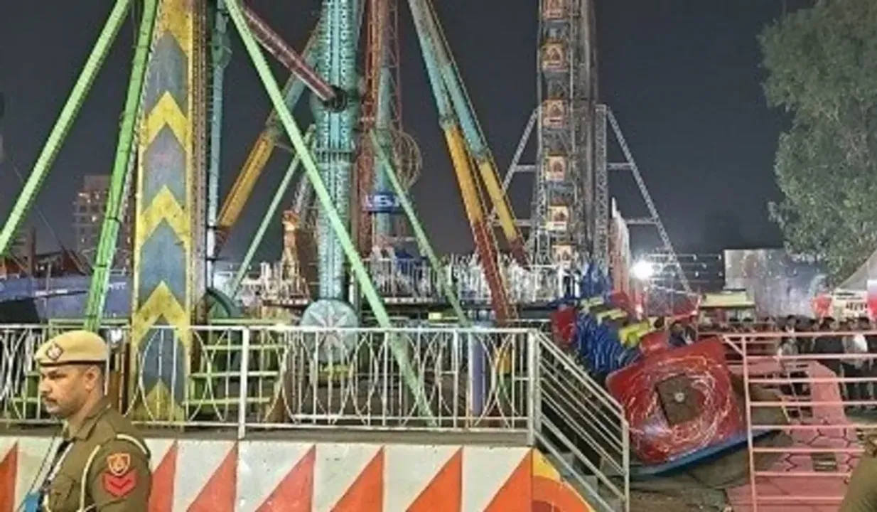 surajkund_fair_swing_collapsed
