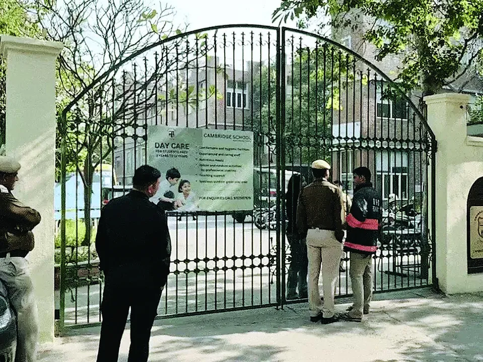  दिल्ली स्कूल बम धमकी: संसद का जिक्र, पुलिस और सुरक्षा एजेंसियां अलर्ट 