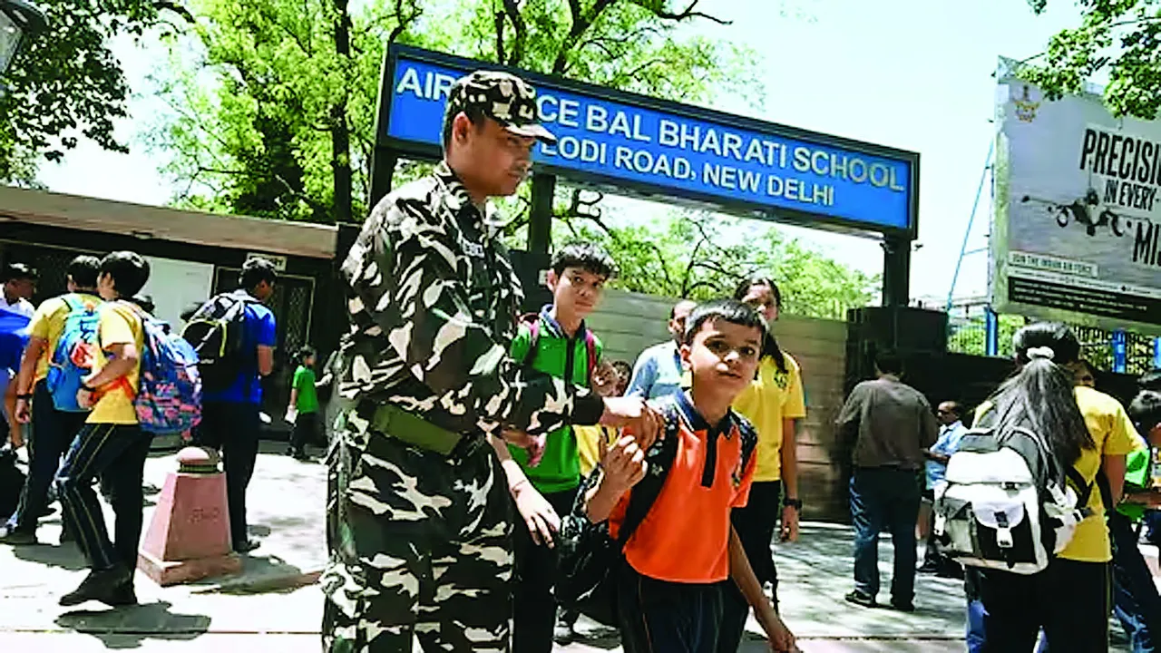  राजधानी दिल्ली के स्कूलों को फिर बम धमकी: ईमेल से दहशत, पुलिस और सुरक्षा एजेंसियां अलर्ट 