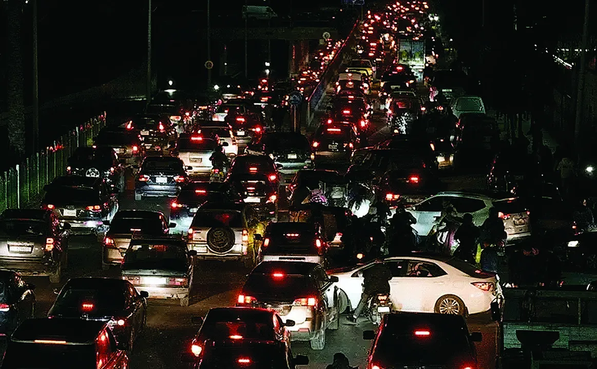  इजराइल की धमकी के बाद लेबनान में पलायन: बेरूत से निकलती गाड़ियों की लंबी कतारें 