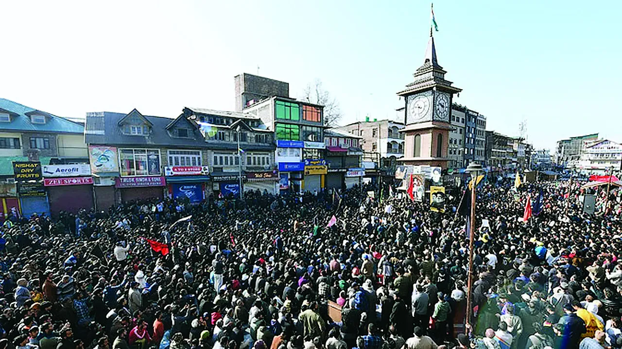  खामनेई की मौत पर कश्मीर में सख्ती: लाल चौक सील, घंटाघर पर पाबंदी, दो दिन स्कूल बंद 