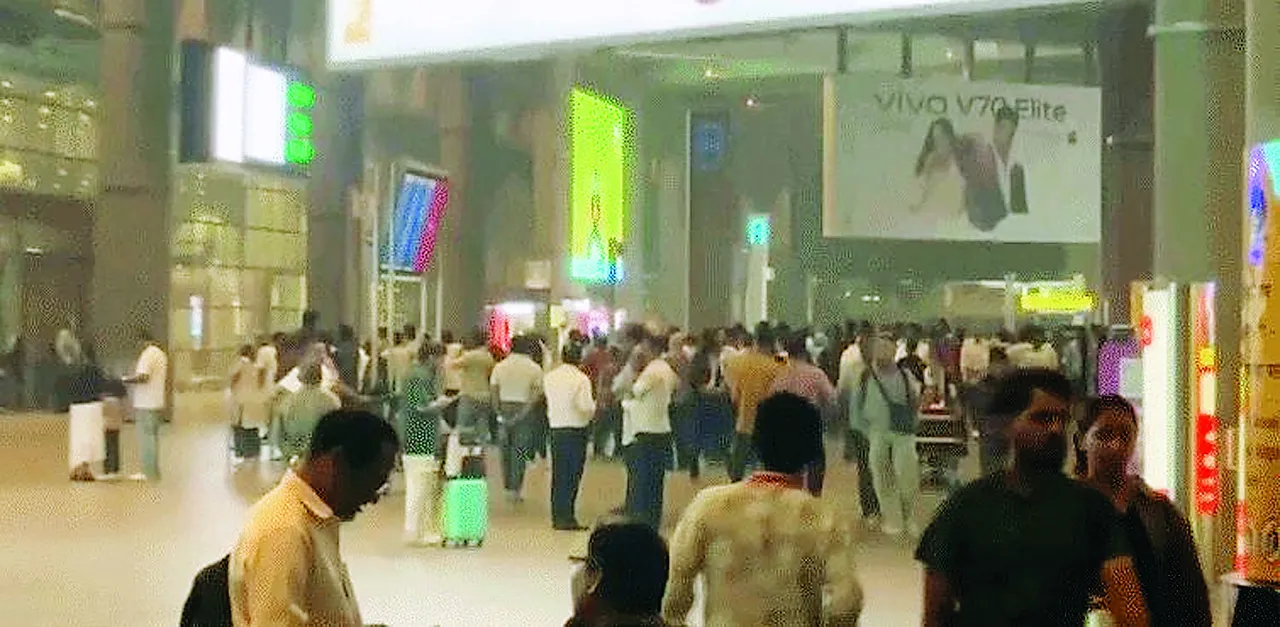  मिडिल ईस्ट जंग से हवाई किराया कई गुना बढ़ा: 700 से ज्यादा उड़ानें रद्द, भारत में असर 