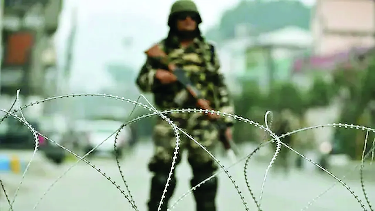  इजराइल-ईरान जंग के बीच श्रीनगर बंद: कंटीले तारों से सड़कें सील, सुरक्षा सख्त 
