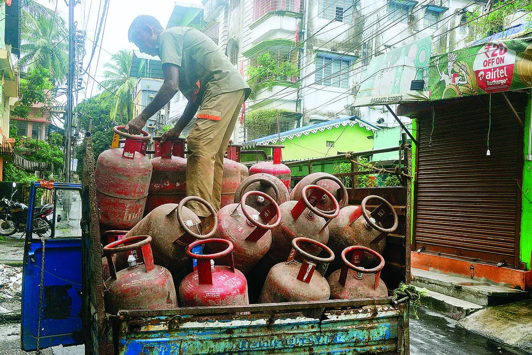  घरेलू एलपीजी सिलेंडर 60 रुपए महंगा : ईरान युद्ध के बीच गैस किल्लत की आशंका, उत्पादन बढ़ाने का आदेश 