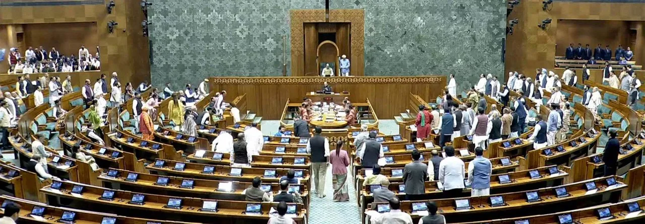  NEW DELHI, NOV 29 (UNI):-  Lok Sabha MPs at the Parliament house during Winter Session of Parliament in New Delhi on Friday. (tv grab) UNI PHOTO-18U 