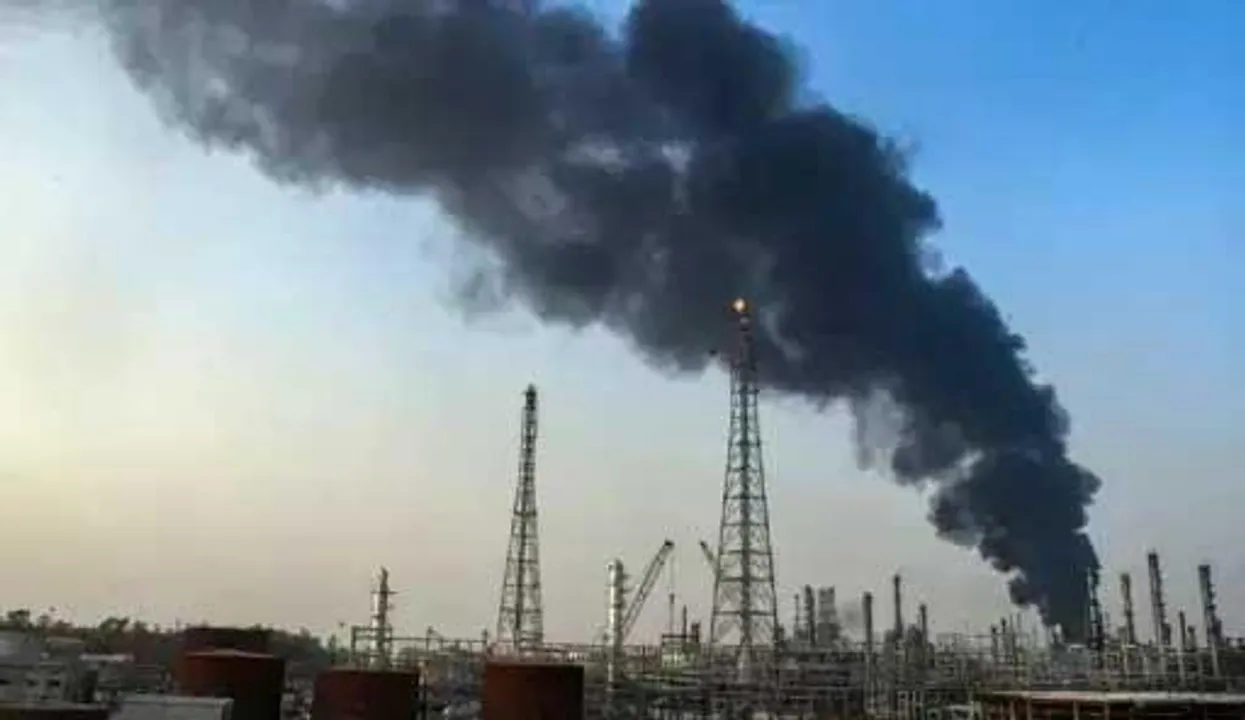  वडोदरा में इंडियन ऑयल कॉर्पोरेशन के स्टोरेज टैंक में हुआ जबरदस्त धमाका, स्थिति गंभीर