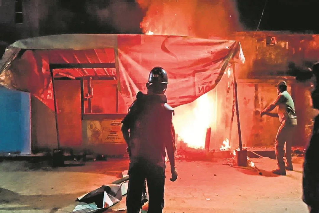  संभल हिंसा में तीन की मौत, स्कूल और इंटरनेट बंद; परिजनों का आरोप – पुलिस की गोली से मौत, कमिश्नर का दावा – छतों से हुई फायरिंग