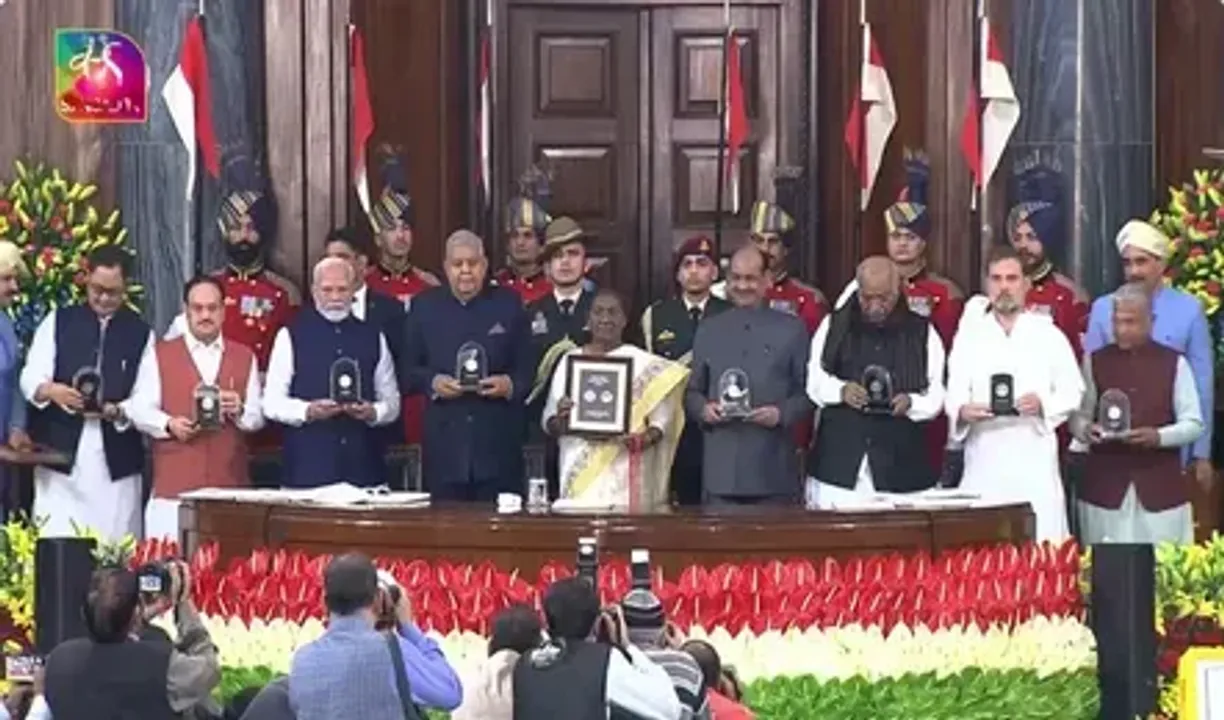  संविधान दिवस 2024 पर राष्ट्रपति द्रौपदी मुर्मू ने भारतीय संविधान के संस्कृत और मैथिली संस्करणों का विमोचन किया। यह पहल भारत की सांस्कृतिक और भाषाई विविधता को सशक्त बनाने की दिशा में एक ऐतिहासिक कदम है। 