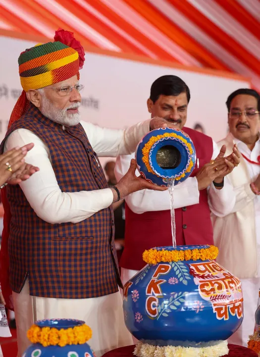  (UNI):-Prime Minister Narendra Modi at 'Ek Varsh-Parinaam Utkarsh' celebrating the completion of one year of BJP government in Rajasthan, in Jaipur on Tuesday.UNI PHOTO-66U 