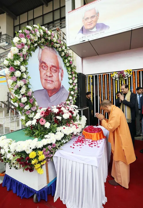  LUCKNOW, DEC 24 (UNI):- Uttar Pradesh Chief Minister Yogi Adityanath pays tribute to former Prime Minister,'Bharat Ratna' Atal Bihari Vajpayee prior to inaugurate the 'Atal Yuva Mahakumbh' on the eve of the birth anniversary of Vajpayee ji, in Lucknow on Tuesday. UNI PHOTO-AKX36U 