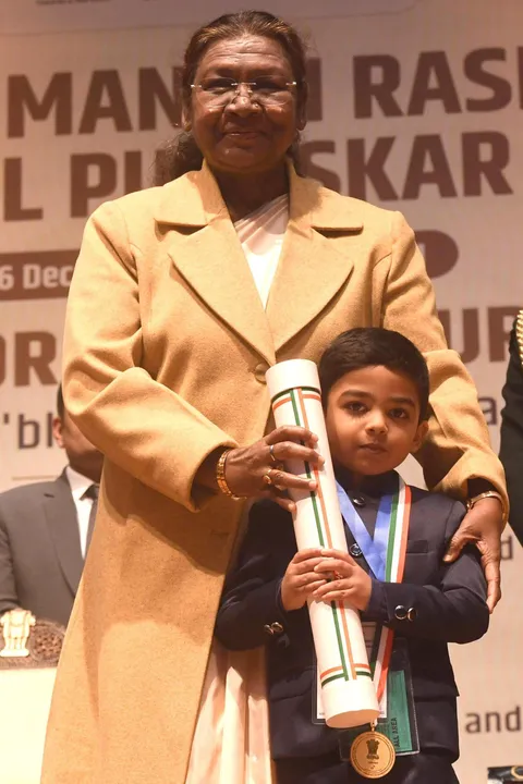 NEW DELHI, DEC 26 (UNI):- President Droupadi Murmu conferred the Pradhan Mantri Rashtriya Bal Puraskar on 17 children, in seven categories, for their exceptional achievements at a ceremony  at Rashtrapati Bhavan Cultural Centre, in New Delhi on Thursday.UNI PHOTO-26U 
