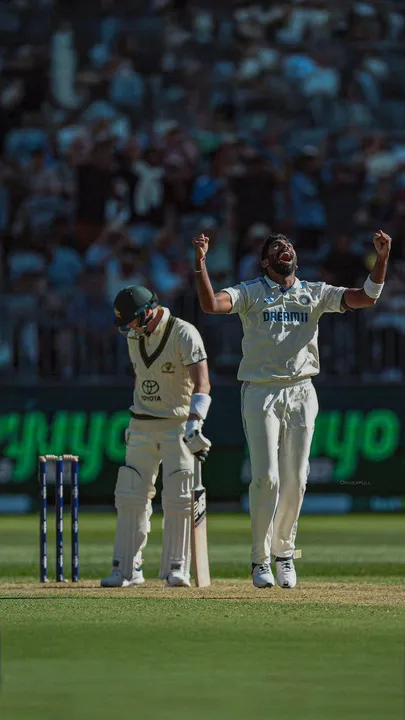  "जसप्रीत बुमराह क्रिकेट मैच में गेंदबाजी करते हुए, 200 विकेट का रिकॉर्ड बनाते हुए" 