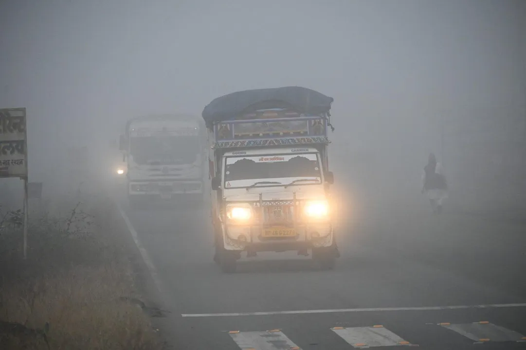  "मध्यप्रदेश में कड़ाके की ठंड और कोहरे के बीच नए साल का स्वागत, शीतलहर का अलर्ट।" 