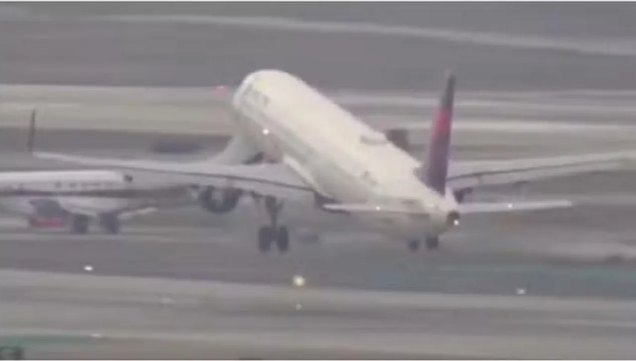  "लॉस एंजेलिस एयरपोर्ट पर टकराने से बचा दो विमान, एटीसी की सतर्कता ने टाला बड़ा हादसा।"







 