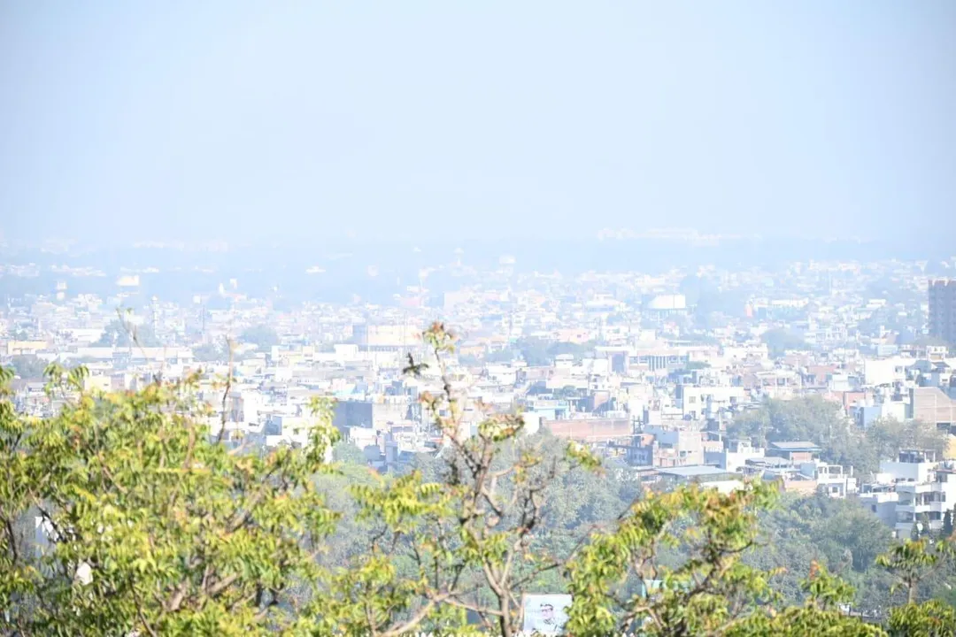  देशभर में शीतलहर की स्थिति बनी हुई है। भोपाल में 53 साल बाद न्यूनतम तापमान 3.3°C पहुंचा, जबकि राजस्थान, दिल्ली, और जम्मू-कश्मीर समेत 10 राज्यों में कड़ाके की ठंड का प्रकोप है। जानें इस सर्दी का कारण और प्रभाव। 