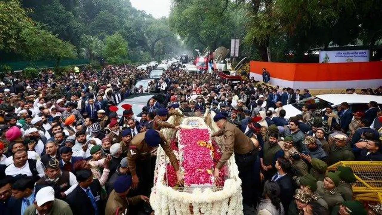  पूर्व प्रधानमंत्री मनमोहन सिंह का दिल्ली के निगम बोध घाट पर राजकीय सम्मान के साथ अंतिम संस्कार किया गया। देशभर में सात दिवसीय राष्ट्रीय शोक की घोषणा। जानें उनकी अंतिम यात्रा और स्मृति स्थल की योजना।" 