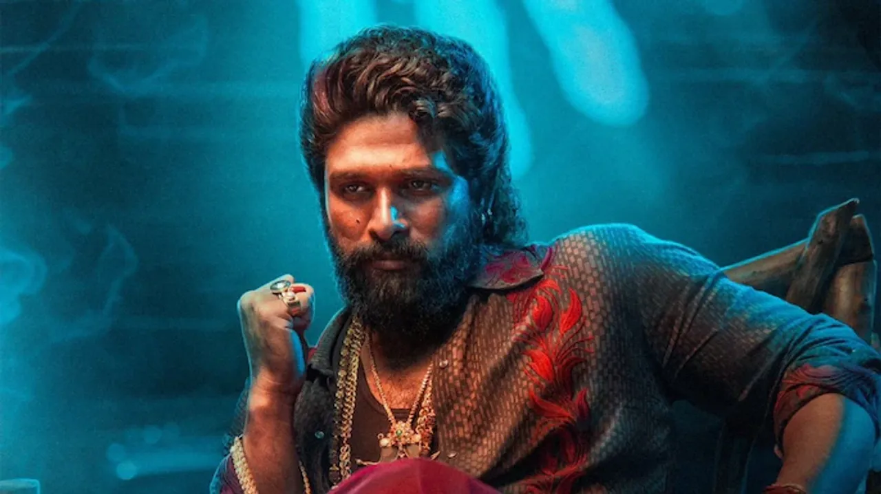  "पुष्पा 2: द रूल फिल्म का पोस्टर, जिसमें अल्लू अर्जुन और रश्मिका मंदाना प्रमुख किरदार में नजर आ रहे हैं, एक्शन और ड्रामा से भरपूर दृश्य के साथ।" 