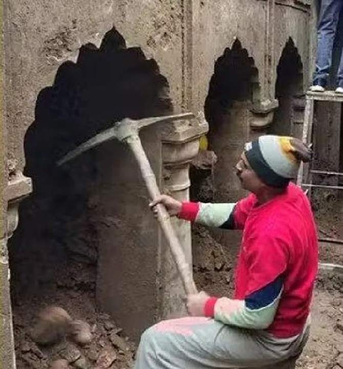  संभल में एएसआई द्वारा प्राचीन बावड़ी की खोज जारी, सड़क के नीचे मिला भूमिगत कमरा" 