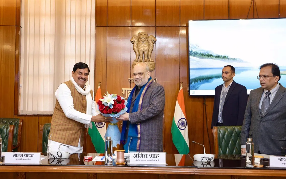  NEW DELHI, JAN 17 (UNI):- Madhya Pradesh Chief Minister Mohan Yadav meeting with Union Home and Cooperation Minister Amit Shah in New Delhi on Friday. UNI PHOTO-81U 