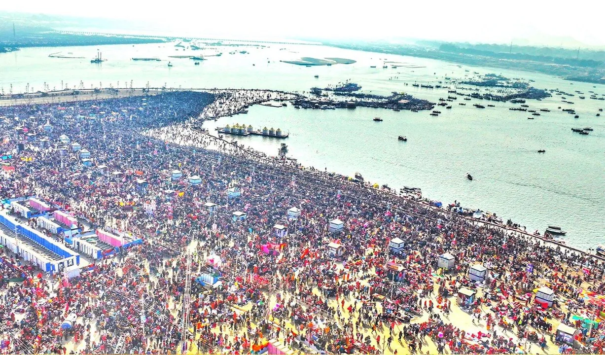  PRAYAGRAJ, JAN 28 (UNI):- Devotees taking holy dip in Sangam during the ongoing Mahakumbh Mela-2025, in Prayagraj on Tuesday. UNI PHOTO-11U 