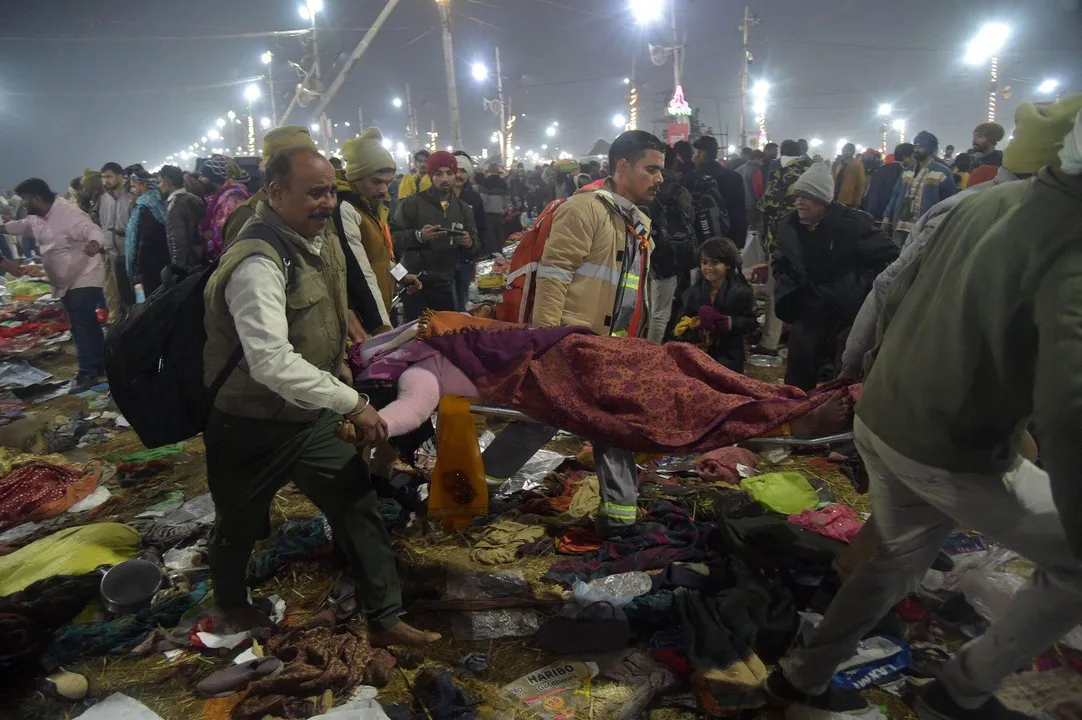 PRAYAGRAJ, JAN 29, 2025 (UNI/Xinhua) - Rescuers carry a victim on a stretcher after a stampede in Prayagraj on Wednesday. Several people were feared dead and scores others were injured in a stampede Wednesday morning at Maha Kumbh Mela in Prayagraj 
The stampede occurred after a barrier broke as tens of thousands of devotees thronged the Triveni Sangam on the occasion of taking a holy dip.UNI PHOTO-1U 
