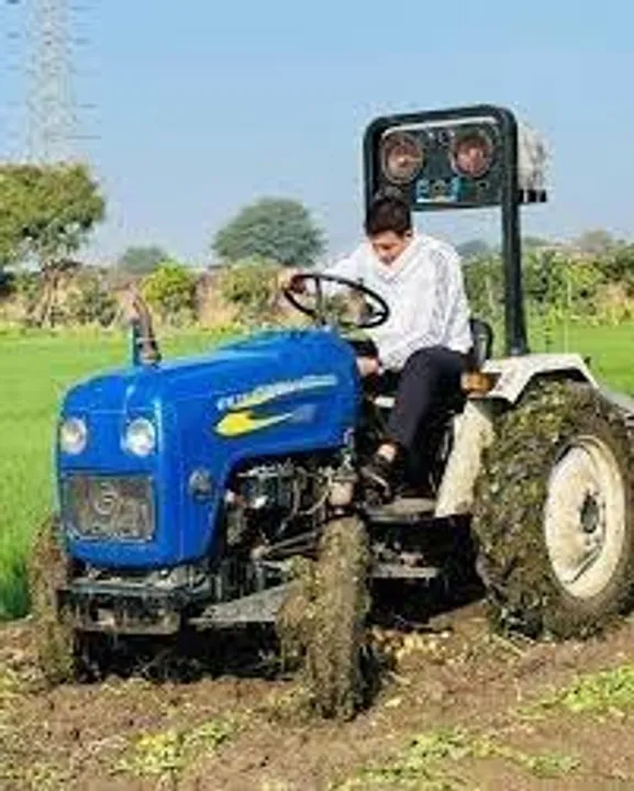  "जीतू पटवारी खेतों में ट्रैक्टर चलाते हुए, शिवराज सिंह चौहान से मिलने का समय मांगते हुए" 