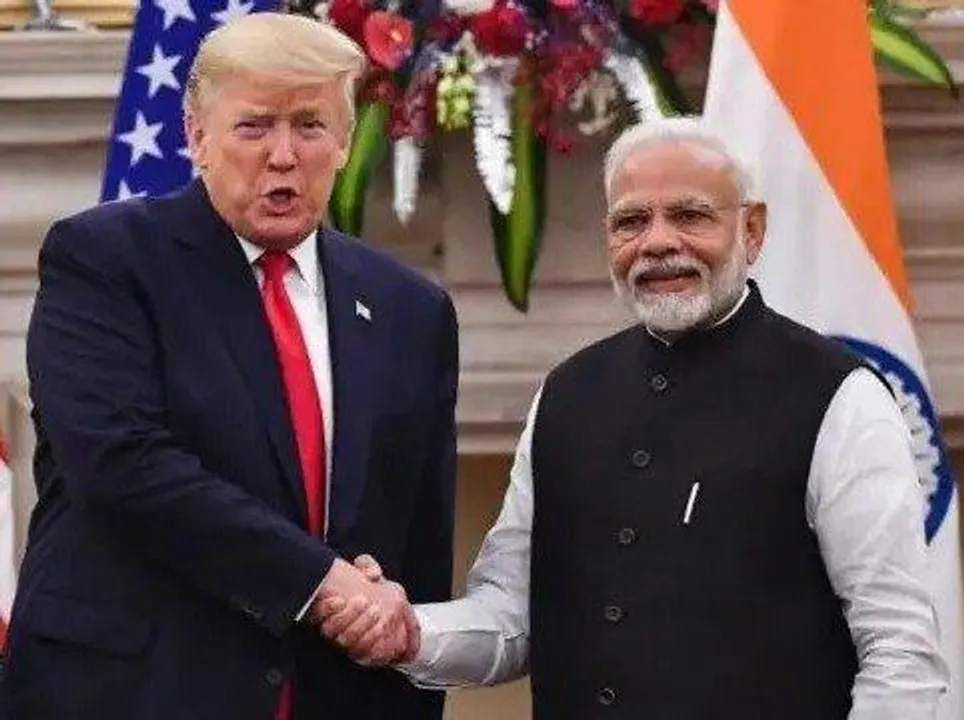  **वाशिंगटन।**  
संयुक्त राज्य अमेरिका के राष्ट्रपति डोनाल्ड ट्रंप और भारत के प्रधानमंत्री नरेंद्र मोदी के बीच एक महत्वपूर्ण बातचीत हुई है, जिसमें दोनों नेताओं ने व्हाइट हाउस में मोदी की आगामी यात्रा की योजना पर चर्चा की। द हिल समाचार पत्र के मुताबिक, यह वार्ता सोमवार को हुई, जिसमें दोनों देशों के बीच व्यापार संबंधों के साथ-साथ रणनीतिक और सुरक्षा मुद्दों पर भी विचार किया गया।

व्हाइट हाउस ने कॉल के रीडआउट का ब्यौरा जारी किया, जिसमें बताया गया कि ट्रंप ने भारत से अमेरिका निर्मित सुरक्षा उपकरणों की आपूर्ति बढ़ाने का आग्रह किया, ताकि दोनों देशों के बीच व्यापारिक रिश्तों में संतुलन आए। इस दौरान दोनों नेताओं ने भारत और अमेरिका के बीच दोस्ती और रणनीतिक संबंधों को भी रेखांकित किया, साथ ही प्रधानमंत्री मोदी की आगामी व्हाइट हाउस यात्रा की योजना पर भी चर्चा की। 

इस वार्ता में दोनों नेताओं ने इंडो-पैसिफिक क्षेत्र, मध्य पूर्व और यूरोप में सुरक्षा मुद्दों पर भी विचार-विमर्श किया। उन्होंने क्वाड (Quad) गठबंधन के महत्व को भी समझा, जिसमें ऑस्ट्रेलिया, भारत, जापान और संयुक्त राज्य अमेरिका शामिल हैं। बाइडन प्रशासन के दौरान भी क्वाड गठबंधन के महत्व पर जोर दिया गया है।

**ट्रंप-मोदी के रिश्ते**  
2019 में ट्रंप ने मोदी के साथ ह्यूस्टन, टेक्सास में एक विशाल रैली में भाग लिया था, जो भारत और अमेरिका के रिश्तों के लिहाज से ऐतिहासिक क्षण था। इसके बाद, फरवरी 2020 में ट्रंप ने भारत का दौरा किया था, जहां अहमदाबाद में लाखों लोगों ने उनका गर्मजोशी से स्वागत किया। इस दौरान मोदी और ट्रंप के बीच कई महत्वपूर्ण बातचीत हुई थीं, जो दोनों देशों के बीच रिश्तों को और मजबूत करने के लिए महत्वपूर्ण थी।

**व्हाइट हाउस यात्रा की संभावना**  
रिपोर्ट के अनुसार, ट्रंप ने एयर फोर्स वन से फ्लोरिडा लौटते हुए पत्रकारों से कहा कि उनकी प्रधानमंत्री मोदी से लंबी बातचीत हुई थी और वह संभवतः अगले महीने फरवरी में व्हाइट हाउस आएंगे। ट्रंप ने यह भी कहा कि भारत के साथ अमेरिका के रिश्ते काफी गहरे और मजबूत हैं, और दोनों देशों के लिए भविष्य में और अधिक अवसर हैं। 

**सारांश**  
इस महत्वपूर्ण बातचीत से यह स्पष्ट हो गया कि भारत और अमेरिका के बीच संबंध और मजबूत हो रहे हैं, और दोनों देशों के बीच व्यापार, सुरक्षा, और रणनीतिक गठबंधन के महत्वपूर्ण पहलुओं पर चर्चा जारी रहेगी। व्हाइट हाउस में प्रधानमंत्री मोदी की यात्रा के बाद इन रिश्तों में और प्रगति की संभावना है। 