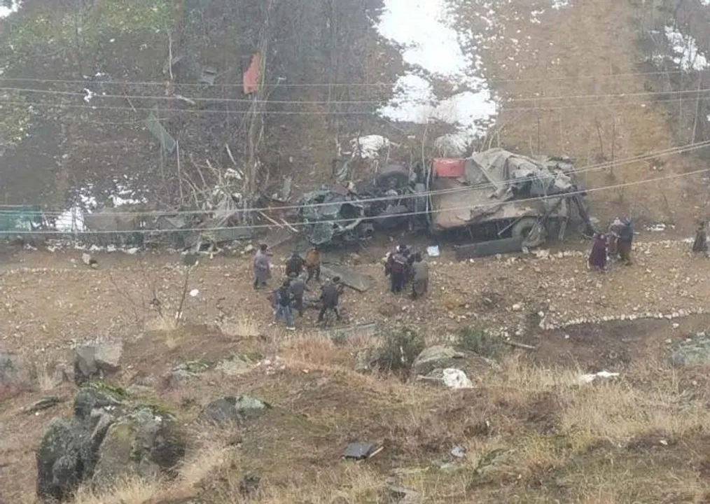  "बांदीपोरा में सेना का वाहन खाई में गिरा: चार जवान शहीद, दो घायल" 