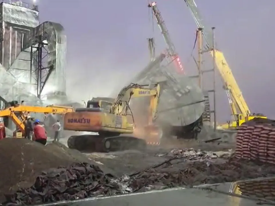  कुसमी प्लांट की चिमनी गिरने से बड़ा हादसा, 25 से ज्यादा लोग मलबे में दबे, 9 मौत की आशंका 