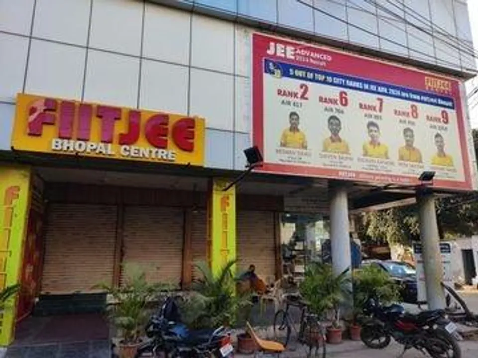  "फिटजी के चेयरमेन डीके गोयल की तलाश जारी, भोपाल सेंटर बंद होने के बाद पुलिस दबिश दे रही है" 