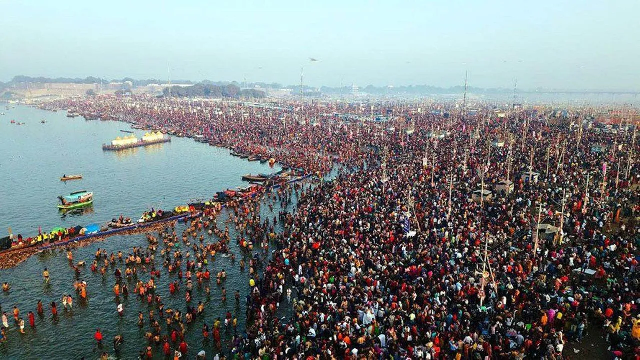  PRAYAGRAJ, FEB 12 (UNI):- Devotees taking holy dip in Sangam during the ongoing Mahakumbh-2025, in Prayagraj on Wednesday. UNI PHOTO-69u 
