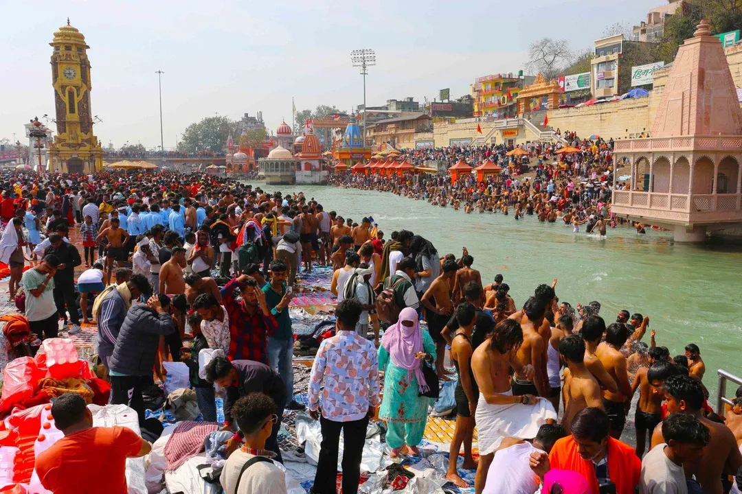 HARIDWAR, FEB 25 (UNI):- Shiva devotees taking holy dip in Ganga at Har Ki Paudi prior to fill containers with sacred Ganga Jal for the Jalavishek ceremony of Lord Shiva on the occasion of Maha Shivaratri festival, in Haridwar on Tuesday.UNI PHOTO-77U 
