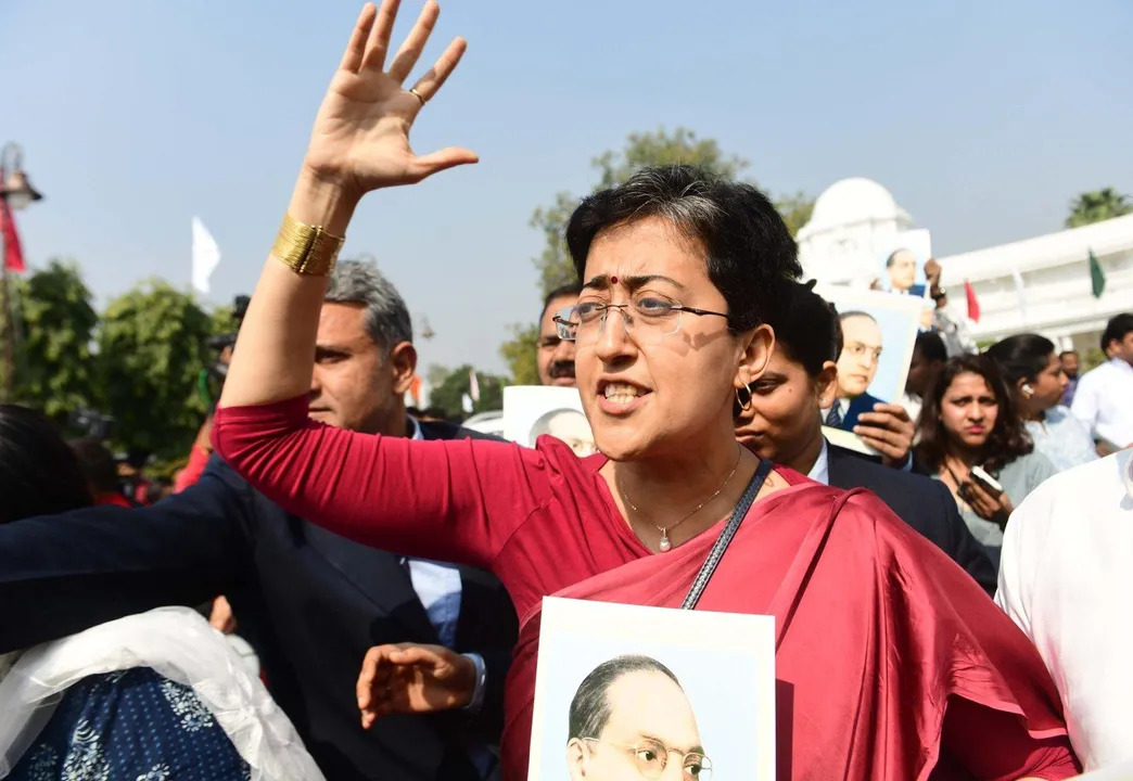  NEW DELHI, FEB 25 (UNI):- Opposition leader in Delhi Assembly Atishi raising slogans during a demonstration in protest against the removing of portrait of Dr Babasaheb Bhimrao Ambedkar from the Chief Minister's office, after being suspended from the Legislative Assembly for the whole day, in New Delhi on Tuesday.UNI PHOTO PSB18U 