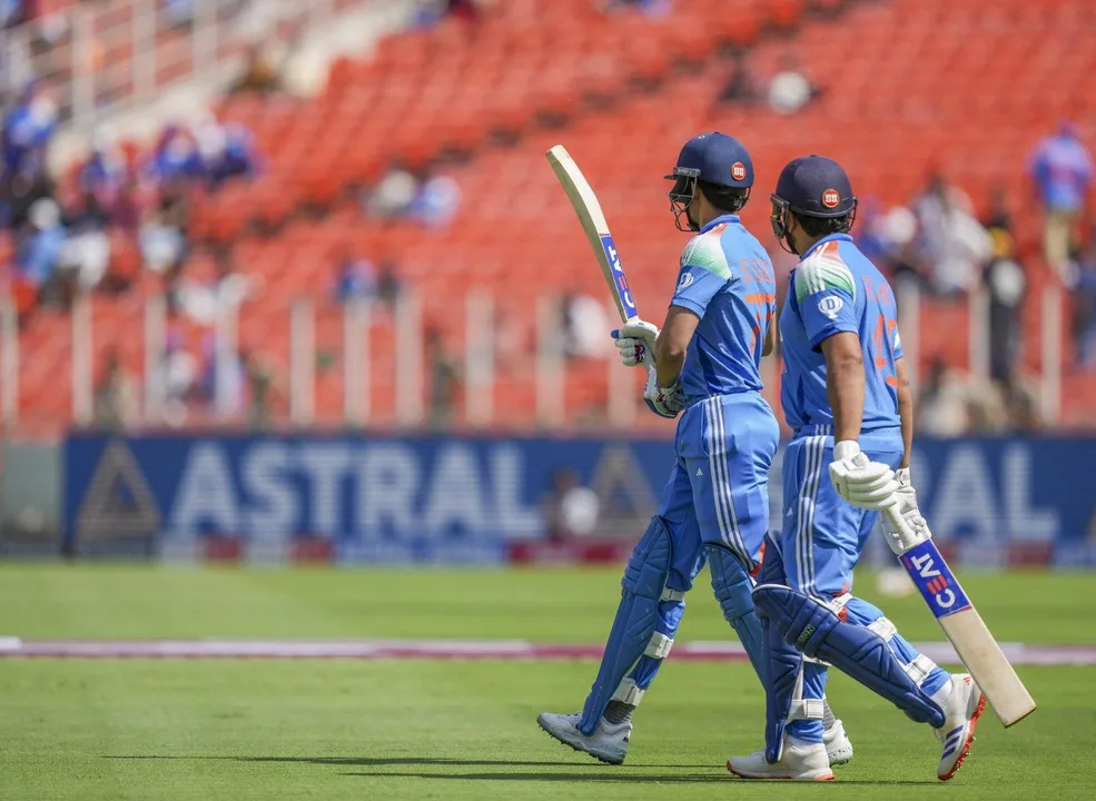  **Meta Description:**  
"भारत बनाम इंग्लैंड तीसरे वनडे में रोहित शर्मा 1 रन बनाकर आउट, शुभमन गिल और विराट कोहली क्रीज पर। भारत ने 9 ओवर में 43/1 रन बनाए। पढ़ें मैच अपडेट।" 