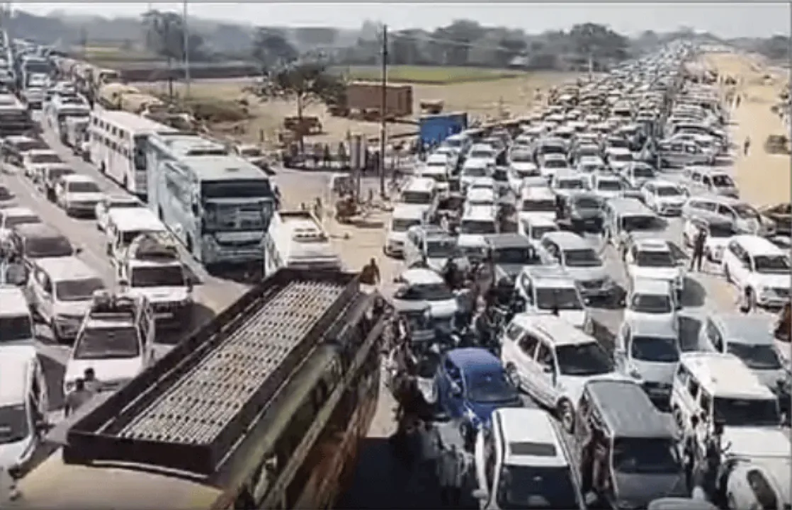  महाकुंभ में उमड़ी श्रद्धालुओं की भीड़, प्रयागराज में 25 किमी तक लंबा जाम 