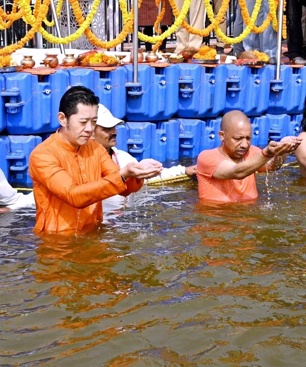  योगी और भूटान नरेश ने संगम में लगाई आस्था की डुबकी 